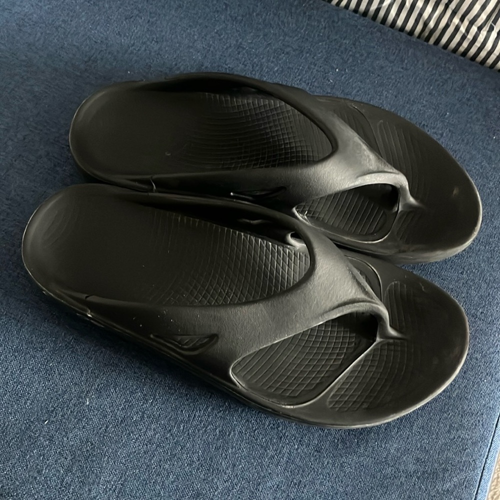 Oofos women’s 9 men 7 black slides